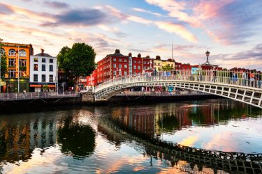 Tá a fim de ir para a Irlanda? Pois o governo do país anunciou que as restrições de saúde adotadas por conta da pandemia vão chegar ao fim | Dublin, a capital do país | Crédito: Shutterstock