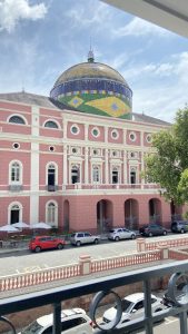 Onde se hospedar em Manaus: vista do Teatro Amazonas do Juma Ópera Hotel, na capital do Amazonas l Crédito: Flavia Batista Pereira