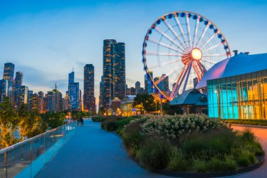 Navy Pier Chicago Credito editorial Checubus shutterstock 1327974209
