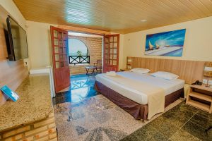 Sossego, sofisticação e charme de sobra: exemplo de um dos quartos do Coliseum Beach Resort, em Beberibe (CE) | Crédito: Divulgação