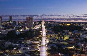 Lugares perto de Belo Horizonte para visitar: vista panorâmica de Araxá (MG), com destaque para a Igreja Matriz de São Domingos ao fundo | Crédito: Shutterstock
