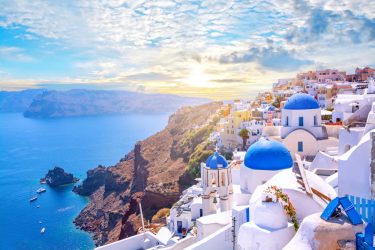 Santorini Grecia shutterstock 1345474721