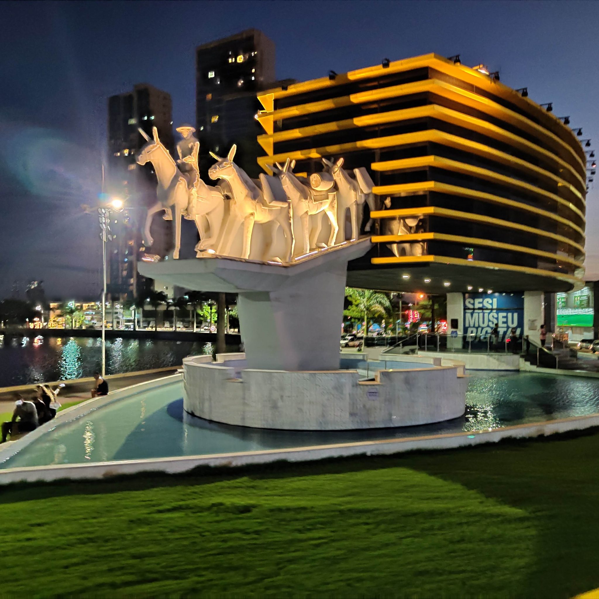 SESI Museu Digital Campina Grande Paraiba Credito Bruna Dinardi A fachada vista de noite do SESI Museu Digital, uma das melhores dicas de o que fazer em Campina Grande (PB) | Crédito: Bruna Dinardi