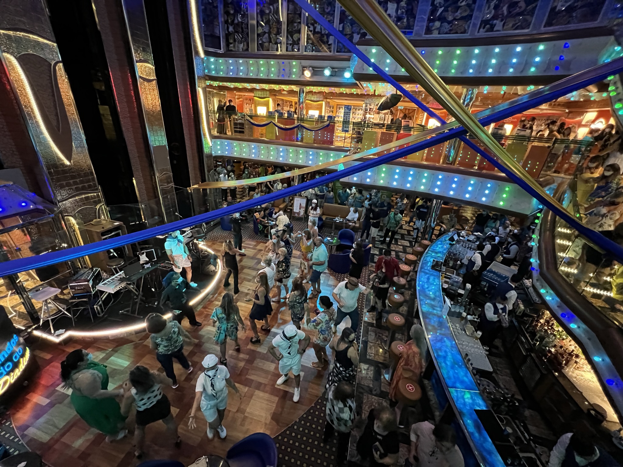 As festas são animadas no Costa Diadema, um dos navios da Costa Cruzeiros | Crédito: Everton Silva