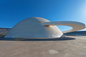 Se liga só na fachada do Museu Nacional: ele foi projetado por Oscar Niemeyer e é mais um ponto turístico da capital federal | Brasília, Distrito Federal