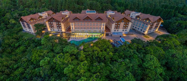 Quer dicas de hotéis em Gramado (RS)? Então continue lendo este post l Vista aérea do Wyndham Gramado Termas Resort & Spa, em Gramado (RS) l Crédito: Divulgação