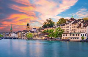Se liga só neste clique do Centro Histórico de Zurique, na Suíça, um destino que não pode ficar de fora de nenhum roteiro pela Europa l Crédito: Shutterstock
