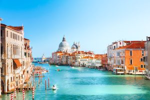 Tá a fim de tirar uma foto nesse estilo? Pois seu roteiro pela Europa deve incluir Veneza, uma das queridinhas italianas | Crédito: Shutterstock