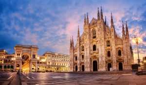 Roteiro pela Europa: fachada da Catedral de Milão, na Itália, uma das maiores igrejas do mundo | Crédito: Shutterstock