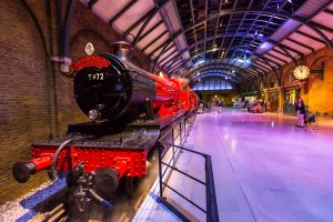 Cenários de filmes famosos: tá a fim de ver o Expresso de Hogwarts de pertinho e se sentir no universo de Harry Potter? Então você precisa conhecer os estúdios onde foram gravados os filmes da saga, na Inglaterra | Crédito editorial: COO7 / Shutterstock.com
