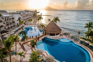 wyndham alltra playa Já imaginou curtir um pôr do sol dessa piscina? Pois isso é possível no Wyndham Alltra Playa del Carmen, no México | Crédito: Divulgação