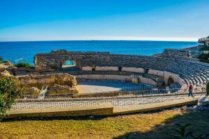 Motivos para visitar a Catalunha: curtir a vista do anfiteatro de frente para o mar, em Tarragona | Crédito: Shutterstock