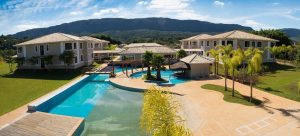 Conforto de sobra: vista de uma das áreas externas do Santíssimo Resort, em Tiradentes, uma ótima dica de onde se hospedar em Minas Gerais l Crédito: Divulgação 