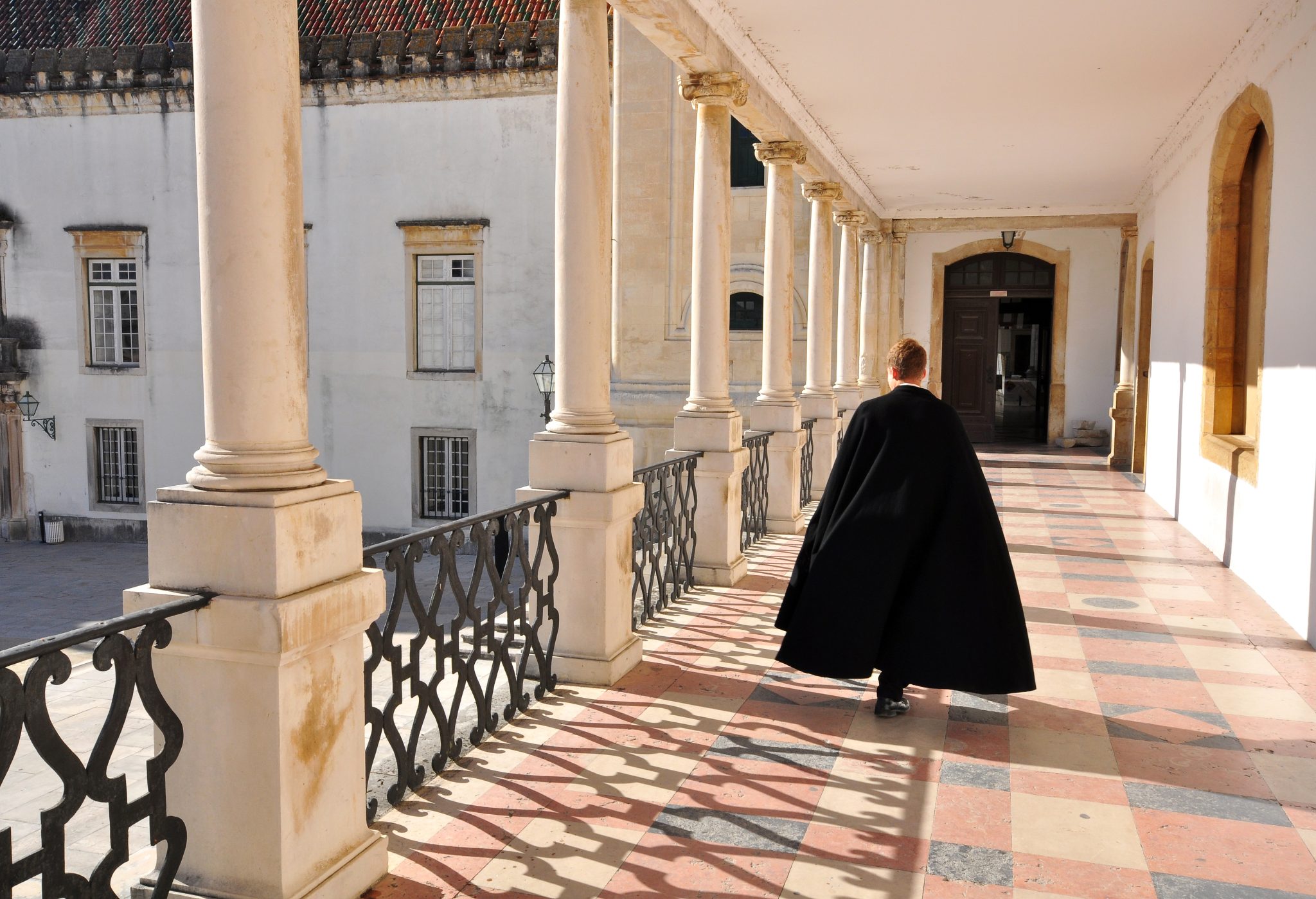 Curiosidades sobre Portugal: J. K. Rowling, autora de "Harry Potter", pode ter se inspirado nos uniformes da Universidade de Coimbra para as roupas dos(as) estudantes de Hogwarts | Crédito editorial: Arsenie Krasnevsky/Shutterstock.com