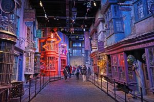 Para onde ir com crianças: que tal visitar de perto os estúdios da Warner Bros onde a saga Harry Potter foi gravada e circular pelo Beco Diagonal? | Crédito editorial: chettarin/ hutterstock.com