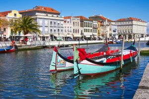 Antes de qualquer coisa, Aveiro, uma das cidades para conhecer em Portugal, é chamada de "Veneza Portuguesa", sabia? | Crédito: Shutterstock