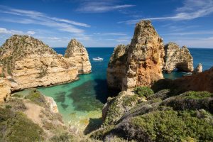 Quem tá a fim de curtir belas praias pode apostar em Lagos, uma das melhores cidades para conhecer em Portugal | Crédito: Shutterstock