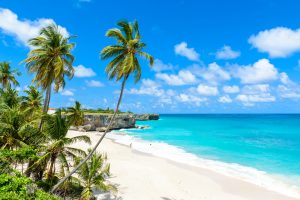 Bottom Bay Barbados shutterstock 725758027 Procurando dicas de para onde ir no Caribe sem visto? Dá só uma olhada na praia de Bottom Bay, em Barbados | Crédito: Shutterstock