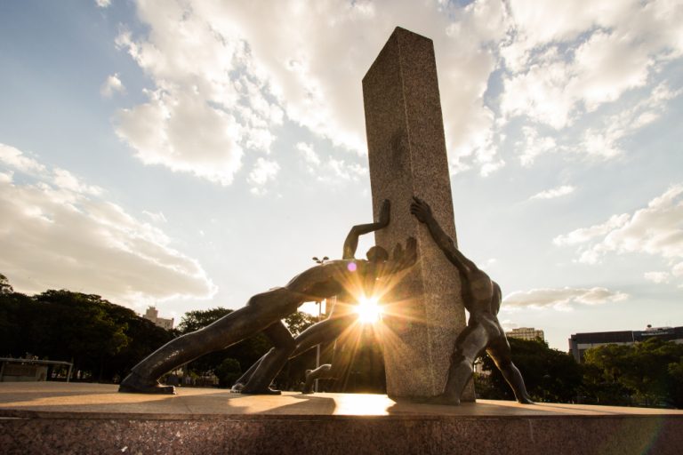 Monumento as Tres Racas Goiania Goias Credito editorial Judson Castro ...