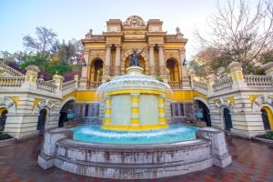 Terraza Neptuno Santiago Chile shutterstock 225245662 O que fazer em Santiago, no Chile: jogar uma moeda de costas para a fonte em homenagem a Netuno, na Terraza de Neptuno, na entrada do Cerro Santa Lucía | Crédito: Shutterstock